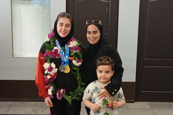 مراسم استقبال از دانش‌آموز مدال آور