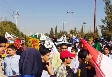 طنین  یکپارچه ومتحداستکبار ستیزی دانش آموزان زرقانی در یوم الله 13 آبان 