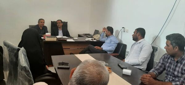 نشست مدیر آموزش و پرورش ناحیه یک بندرعباس با بخشدار و دهیاران بخش شمیل