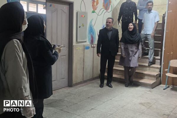 بازدید مدیر آموزش و پرورش ناحیه دو شهرری از دبستان پانزده خرداد 