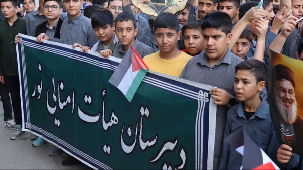  ادای احترام دانش‌آموزان و فرهنگیان شهرستان پاکدشت به مقام شامخ شهیدان مقاومت و شهید سید حسن نصرالله 