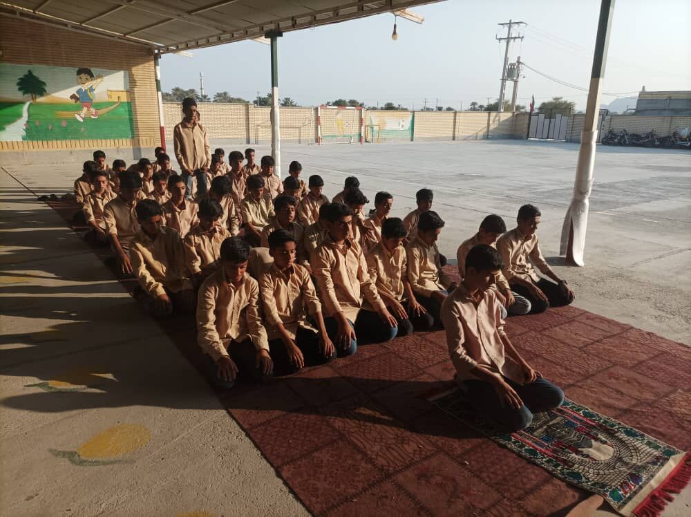 برگزاری نماز جماعت ظهر و عصر در مدرسه شهید حججی سیریک 