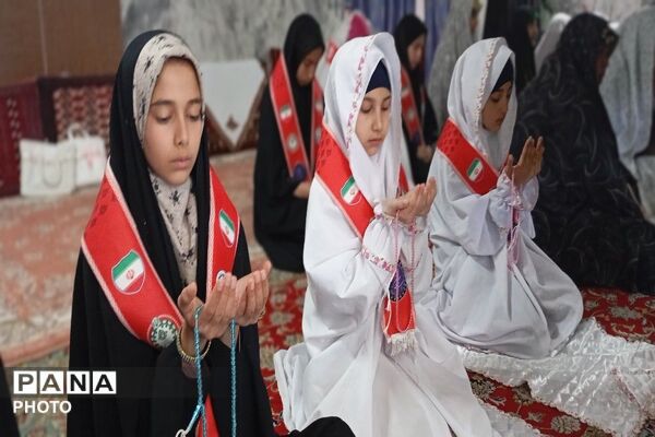 حضور دانش آموزان در دومین نماز عبادی، سیاسی جمعه ماه مبارک رمضان در شهر بار نیشابور