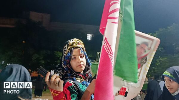 قلب‌های مردم به عشق وطن در چهار باغ خرم‌ آباد، برای ایران تپید