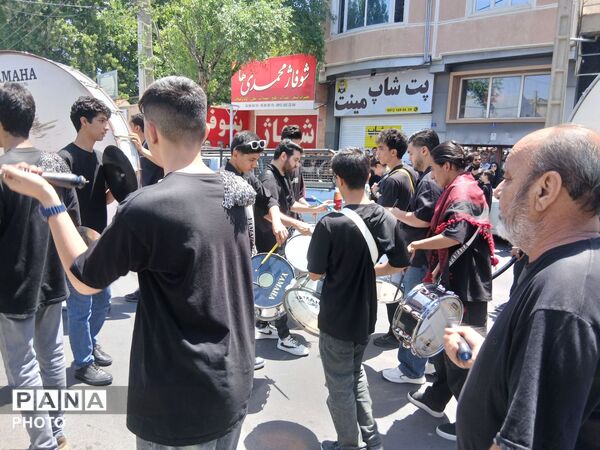 اوج ارادت مردم کرج به سرور آزادگان جهان  در عاشورای حسینی
