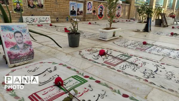 گلباران مزار شهدا به‌مناسبت آغاز هفته کانون‌های فرهنگی و تربیتی در قم