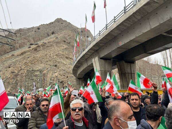 تشییع پیکر شهید دانشمند محمدرضا کیا بر دستان مردم کرج 