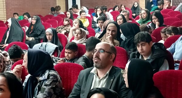 تقدیر از دانش‌آموزان فعال محمدشهری در زمینه‌های فرهنگی و هنری