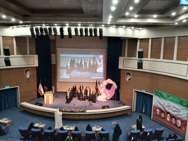حضور دانش‌آموزان دبیرستان میعاد قم در همایش مرکز مدیریت حوزه علمیه خواهران به مناسبت دهه کرامت
