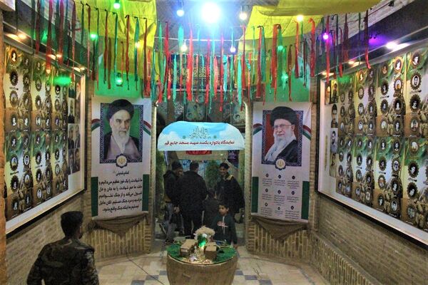 استقبال نوجوانان از غرفه‌های یادواره شهدای مسجد جامع قم