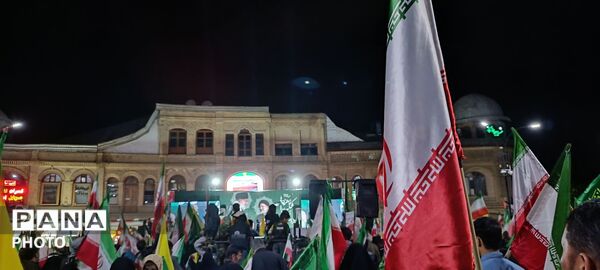 مردم یکن‌آباد در میدان امام، پیمانِ دوباره با شهدا بستند