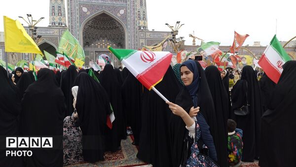 چهل هزار نوجوان بامشتهای گره کرده