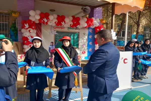 زنگ صلح  و دوستی در دومین روز از سال تحصیلی در مدرسه شاهد ائمه اطهار پاکدشت نواخته شد 