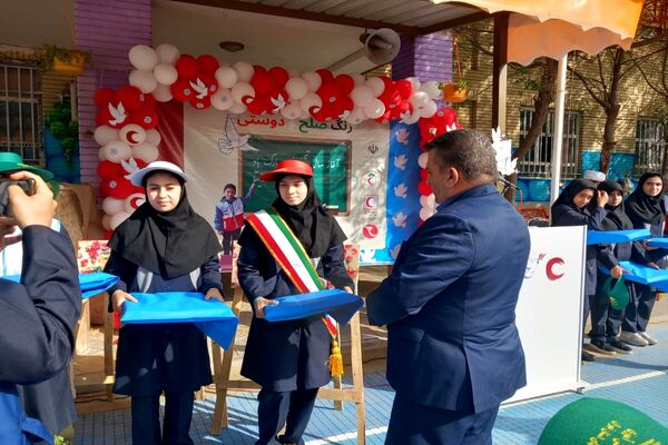 زنگ صلح  و دوستی در دومین روز از سال تحصیلی در مدرسه شاهد ائمه اطهار پاکدشت نواخته شد 