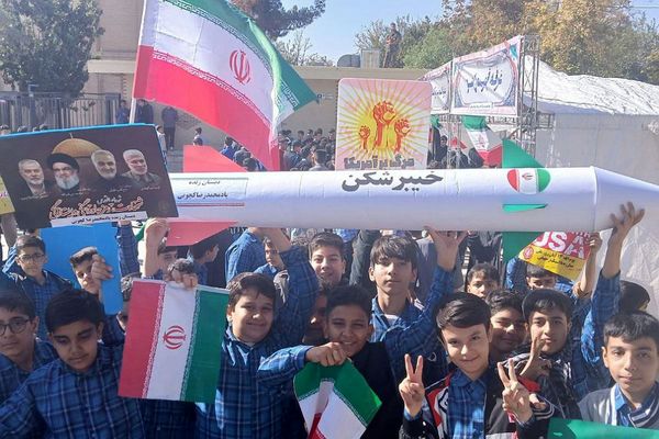 خروش هزاران دانش آموز ورامینی در ۱۳ آبان