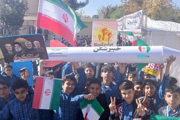 خروش هزاران دانش آموز ورامینی در ۱۳ آبان