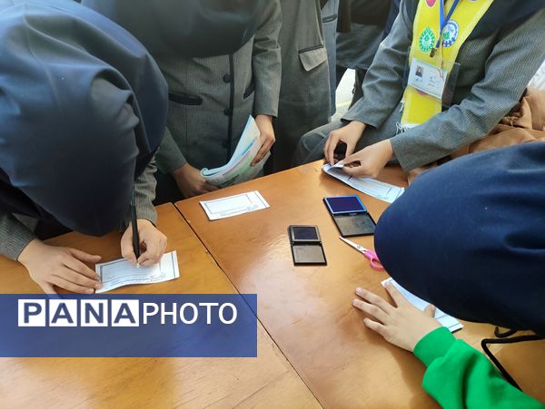  انتخابات شورای دانش‌آموزی در دبیرستان فرزانگان ۴ ناحیه ۷مشهد