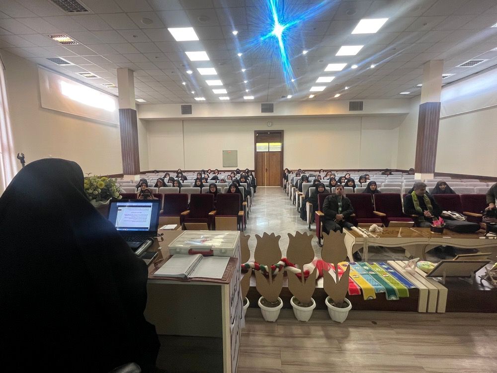 آموزش ضمن خدمت مربیان پیشتازان مدارس در دبستان آرمینه مصلی نژاد 