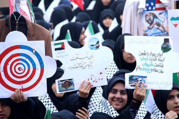 راهپیمایی ۱۳ آبان روز غلبه بر استکبار جهانی دانش‌آموزان شهر یزد