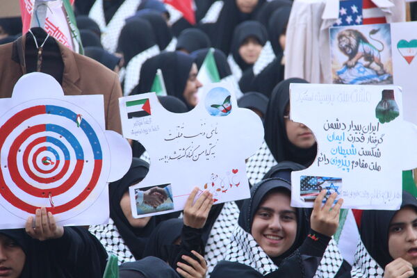 راهپیمایی ۱۳ آبان روز غلبه بر استکبار جهانی دانش‌آموزان شهر یزد