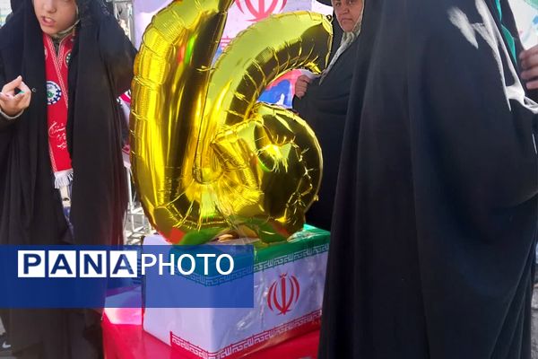 حضور پرشور مردم شیراز در راهپیمایی 22 بهمن، خون تازه در رگ‌های انقلاب 