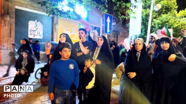 خانوادگی پای کار انقلابیم