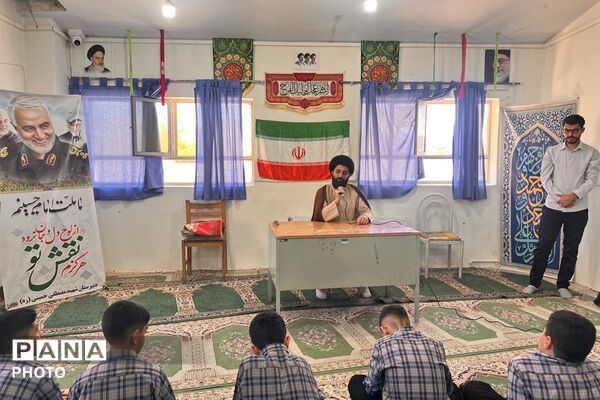  نماز جماعت دانش‌آموزان و معلمان در دبیرستان شهید مصطفی خمینی