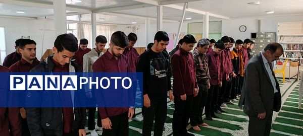 برپایی نماز جماعت در دبیرستان نمونه ایمان الله خامنه ای 