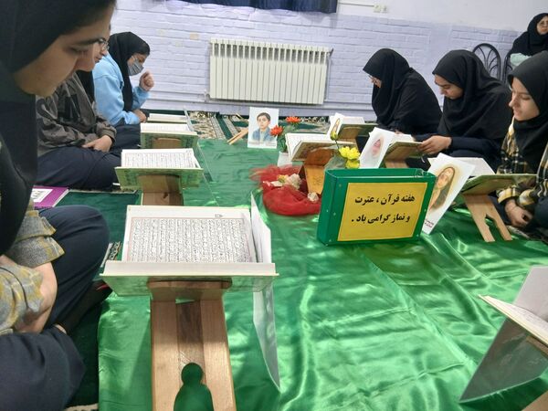 محفل انس با قرآن در دبیرستان دخترانه فاطمیه 
