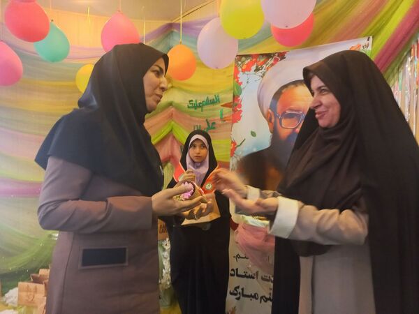 مراسم روز معلم به مناسبت هفته معلم در دبستان شاهد تحقیقی