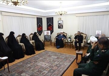 حضور رئیس‌ دفتر رهبری و رئیس ستادکل نیروهای مسلح در منزل شهید سلامی