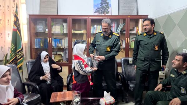 قدردانی دختران پیشتاز آموزشگاه نوریه جیرفت از پاسداران