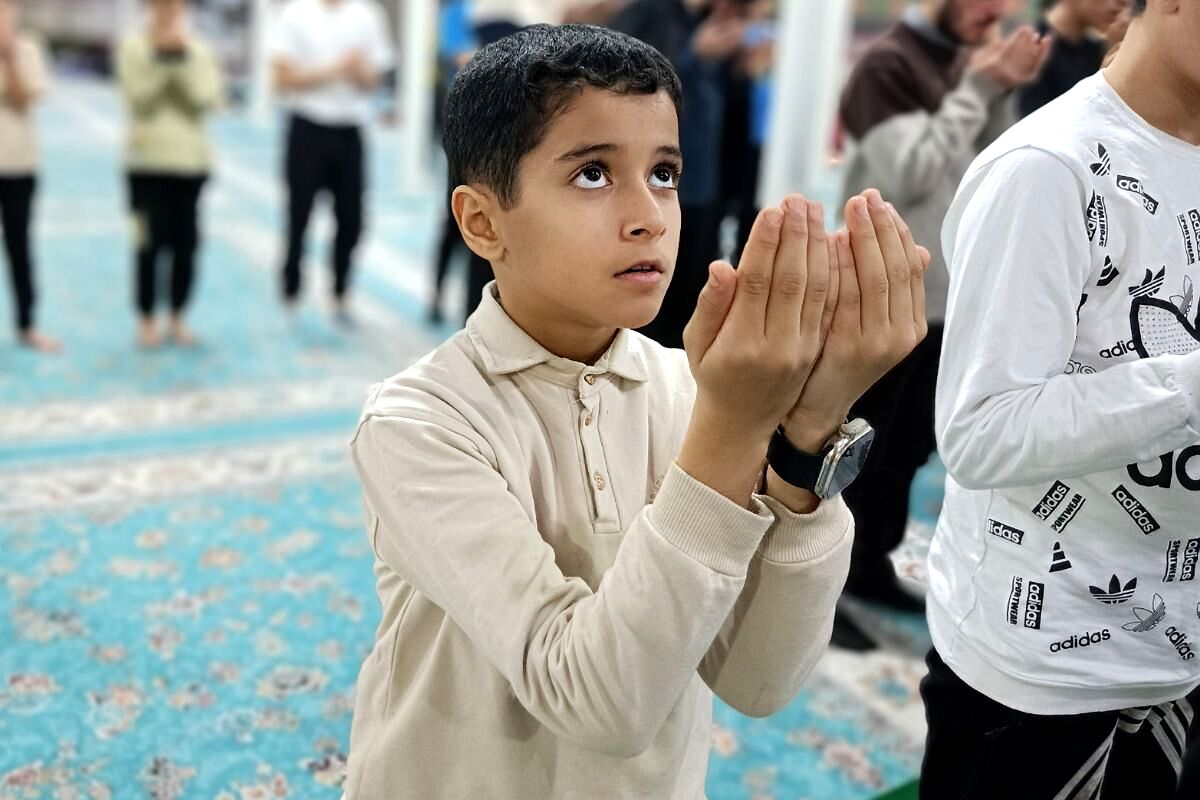 مراسم معنوی اعتکاف در مسجد اعظم حضرت ابوالفضل (ع) بهارستان دو