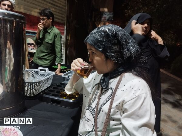 چایخانه حوزه علمیه گلشن برپا شد؛ جرعه‌ای علم و اخلاص به نیت شهدا