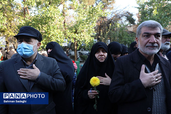 تشییع پیکرهای ۱۰۰ شهید گمنام از مقابل دانشگاه تهران