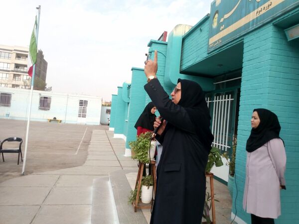 نواختن زنگ مهر و زنگ نماز و ایثار و شهادت در دبیرستان فاطمیه