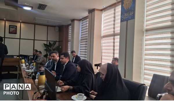 نشست صمیمی وزیر آموزش‌ و پرورش با معلمان دبیرستان رازی
