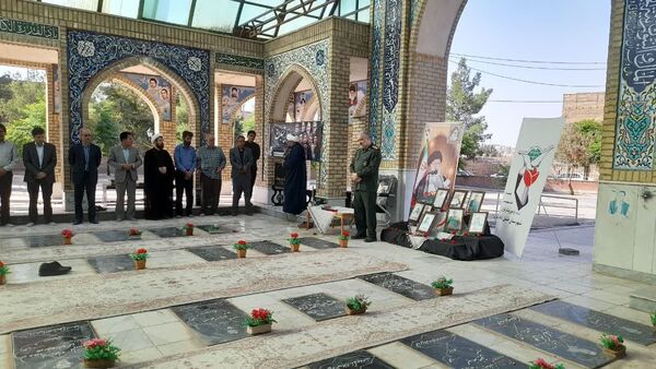 غبارروبی مزار شهدای شهرستان خلیل آباد
