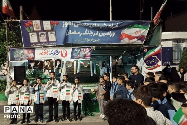 اجتماع پرشور دانش‌آموزان دبستان پسرانه توحید در غرفه شهدای دانش آموز ورامین 