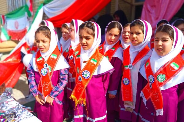جشن شکوفه‌ها ویژه دانش‌آموزان پایه اول در دبستان حدیث شهرستان باشت