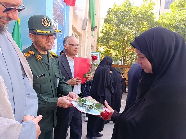 نواختن زنگ سپاس معلم در دبیرستان و دبستان میرزا جعفر سروقد