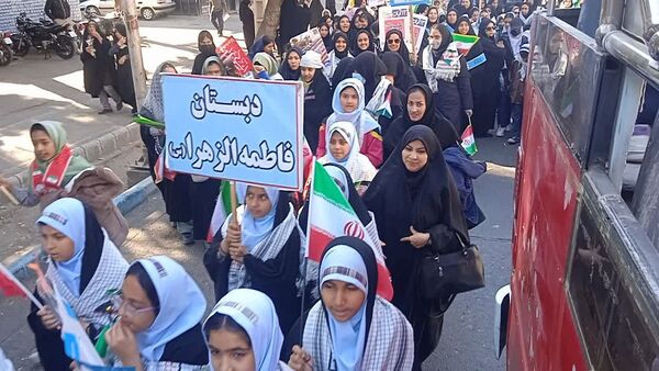حضور پر شور دانش آموزان نیشابوری در راهپیمایی ١٣ آبان