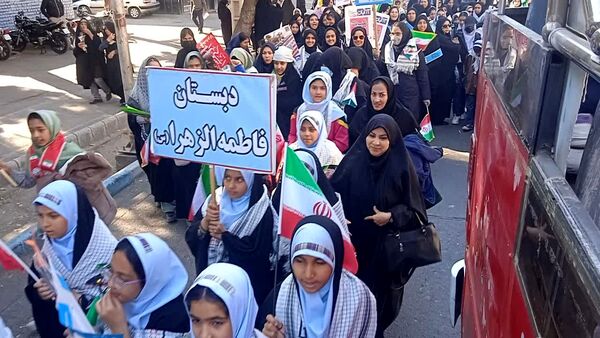 حضور پر شور دانش آموزان نیشابوری در راهپیمایی ١٣ آبان