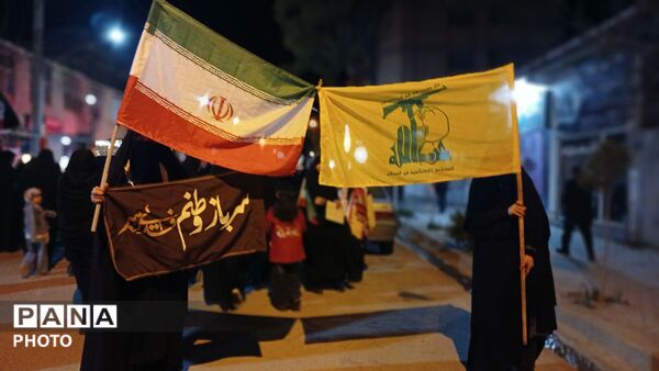 فارسان یکپارچه علیه استکبار فریاد «مرگ بر آمریکا» در آسمان شهر 