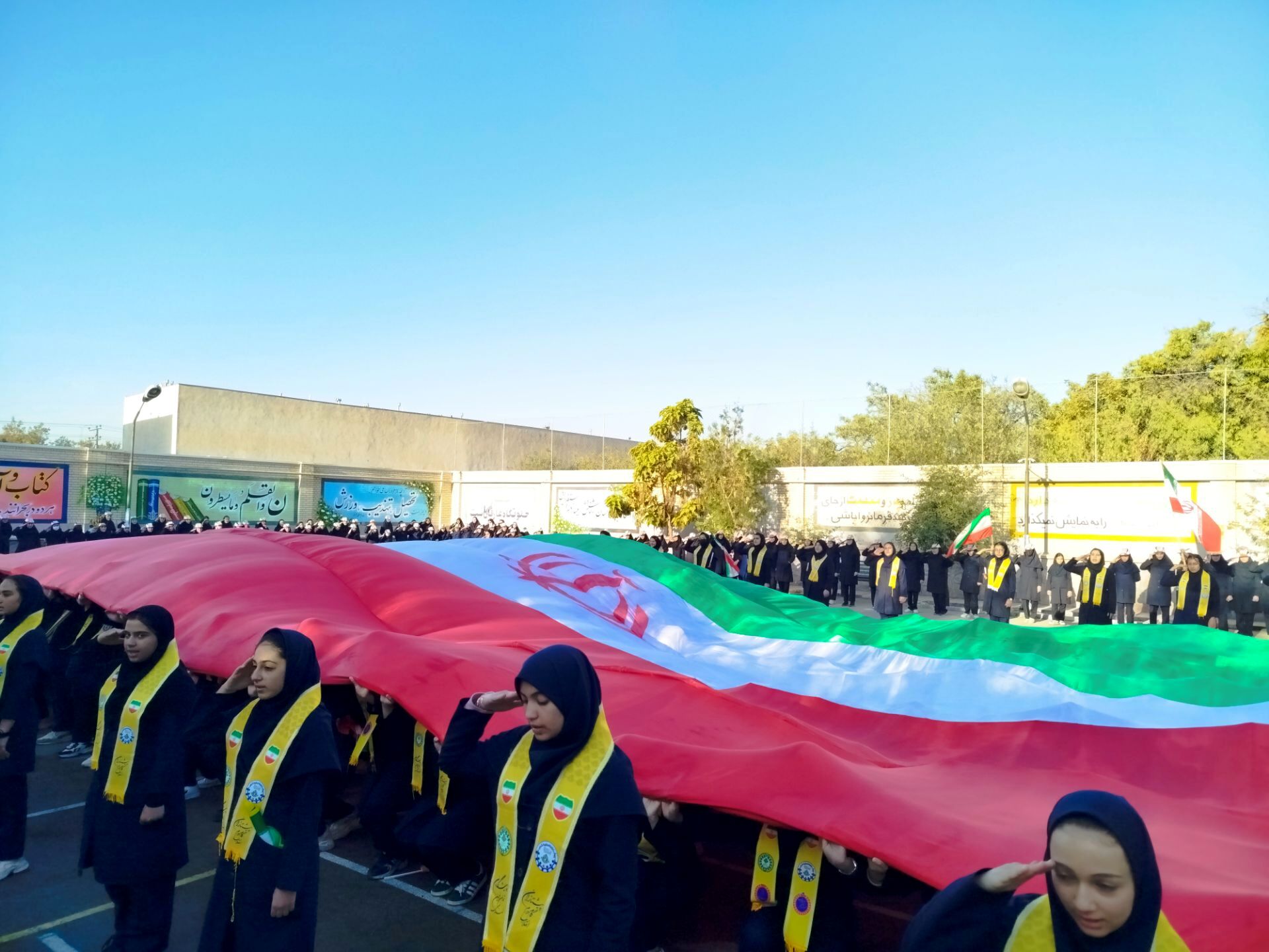 صبحگاه تمام تشکیلاتی دبیرستان تقی‌پور مراغه