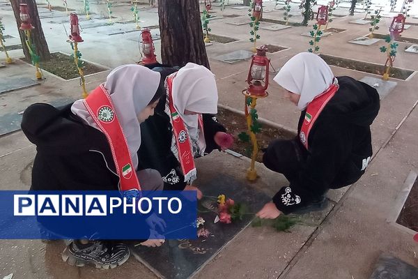 تجدید میثاق دانش‌آموزان پیشتاز ناحیه دو شهرری با امام و شهدا 