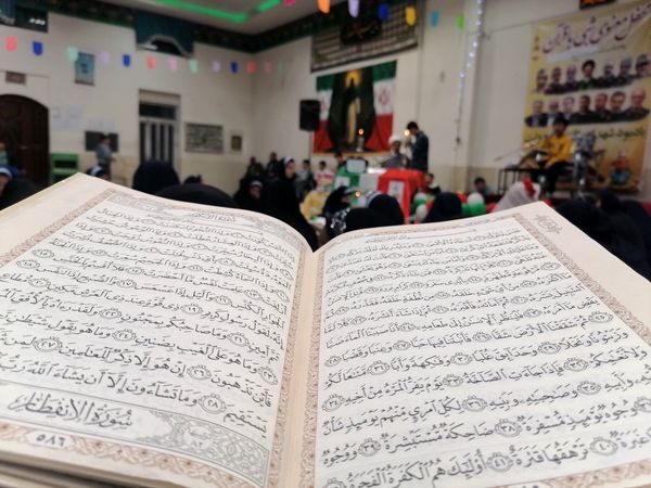 محفل انس با قرآن با حضور دانش آموزان دبستان دخترانه ناهید نخودی