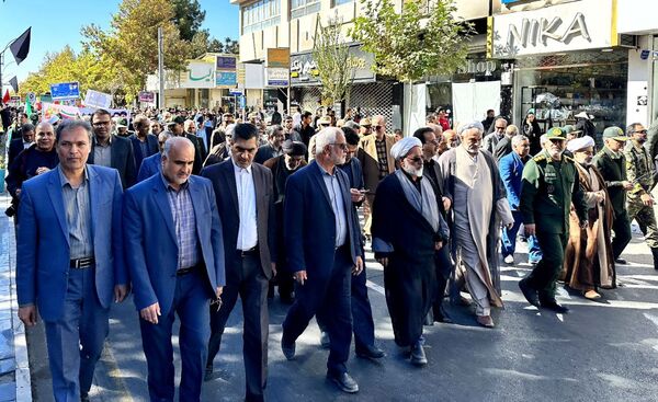 حضور پرشور نوجوانان و خانواده‌ها در سیزده آبان تجدید پیمان با انقلاب