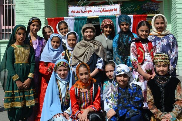جشن عاطفه‌ها؛ لبریز از مهربانی در دبستان دخترانه قدر بهارستان ۲