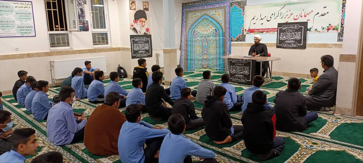 لبیک دانش‌آموزان دبیرستان نمونه دولتی آفرینش به ندای مظلومیت حضرت زهرا (س)